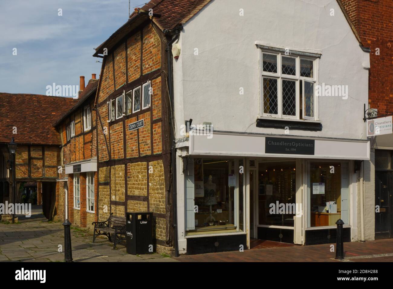 Gemischte Architektur von alten Gebäuden in der Einkaufsstraße, Godalming, Surrey, England Stockfoto