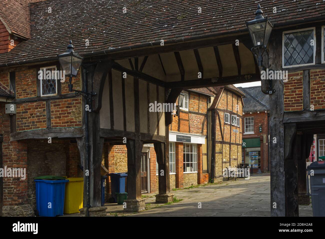 Gemischte Architektur von alten Gebäuden in der Einkaufsstraße, Godalming, Surrey, England Stockfoto
