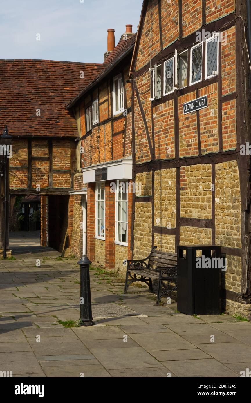 Gemischte Architektur von alten Gebäuden in der Einkaufsstraße, Godalming, Surrey, England Stockfoto