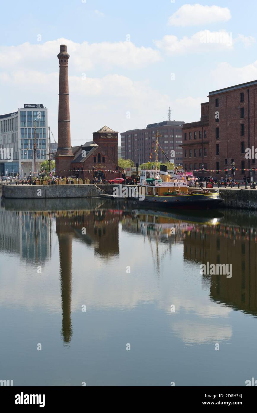 Das Pumphouse und der Schornstein am Canning Dock in den regenerierten docklands in Liverpool, Merseyside, England, Großbritannien Stockfoto