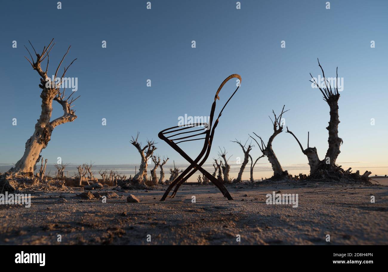 Ein Stuhl mitten in der Ruination durch die Flut. Epecuen Argentinien Stockfoto