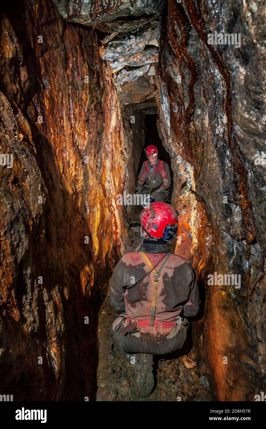 'Cartgate' oder Waggonweg, mit Stein oder hölzernen 'Stempeln', die ein Dach aus Abfallgestein in der Odin Mine, Castleton, Derbyshire, halten. Stockfoto