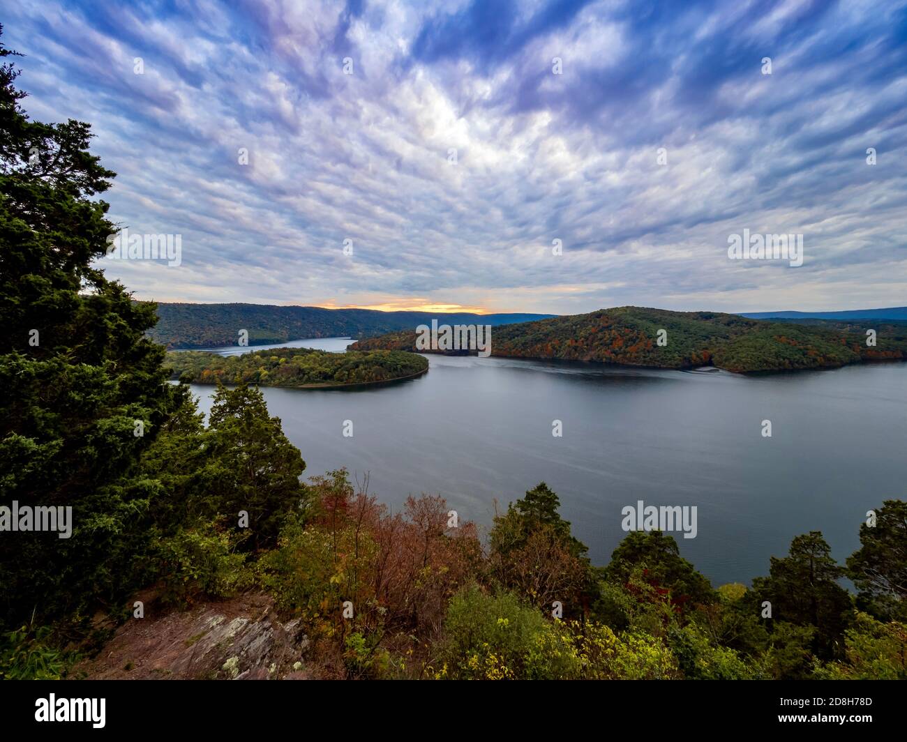 Blick auf Raystown Lake in Pennsylvania im Herbst von Hawn's Blick. Das Wasser ist glatt wie Glas, bunte Bäume in der Ferne und eine dramatische s Stockfoto