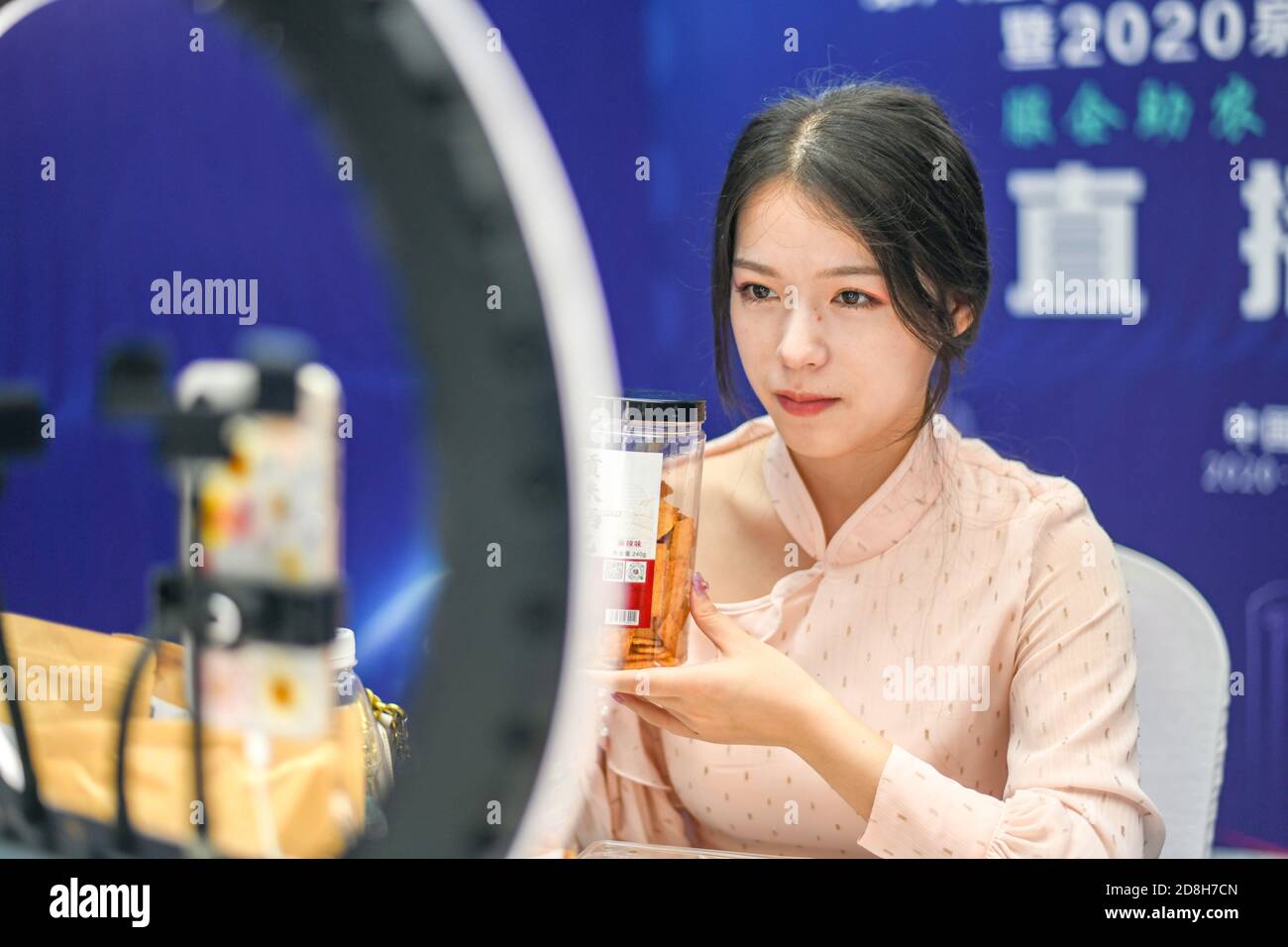 Livestreamer stellen Produkte an einem Livestreaming-Stand vor, der auf der 6. (Jinan) E-Commerce Industry Expo in Jinan, dem ostchinesischen Shandong Prov, eingerichtet wurde Stockfoto