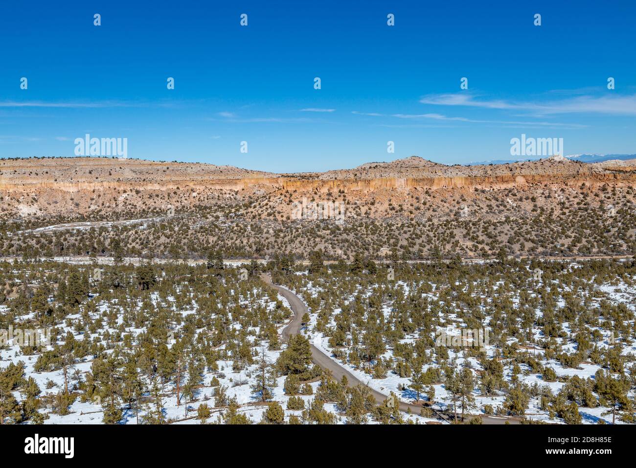 Eine verschneite Landschaft in New Mexico mit blauem Himmel Overhead Stockfoto