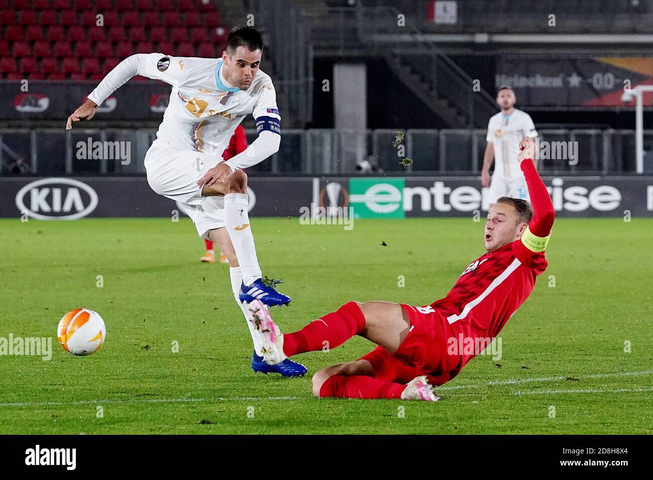 Domagoj Pavicic von HNK Rijeka, Teun Koopmeiners von AZ während der UEFA Europa League, Gruppenphase, Gruppe F Fußballspiel zwischen AZ Alkmaar und HNK C Stockfoto