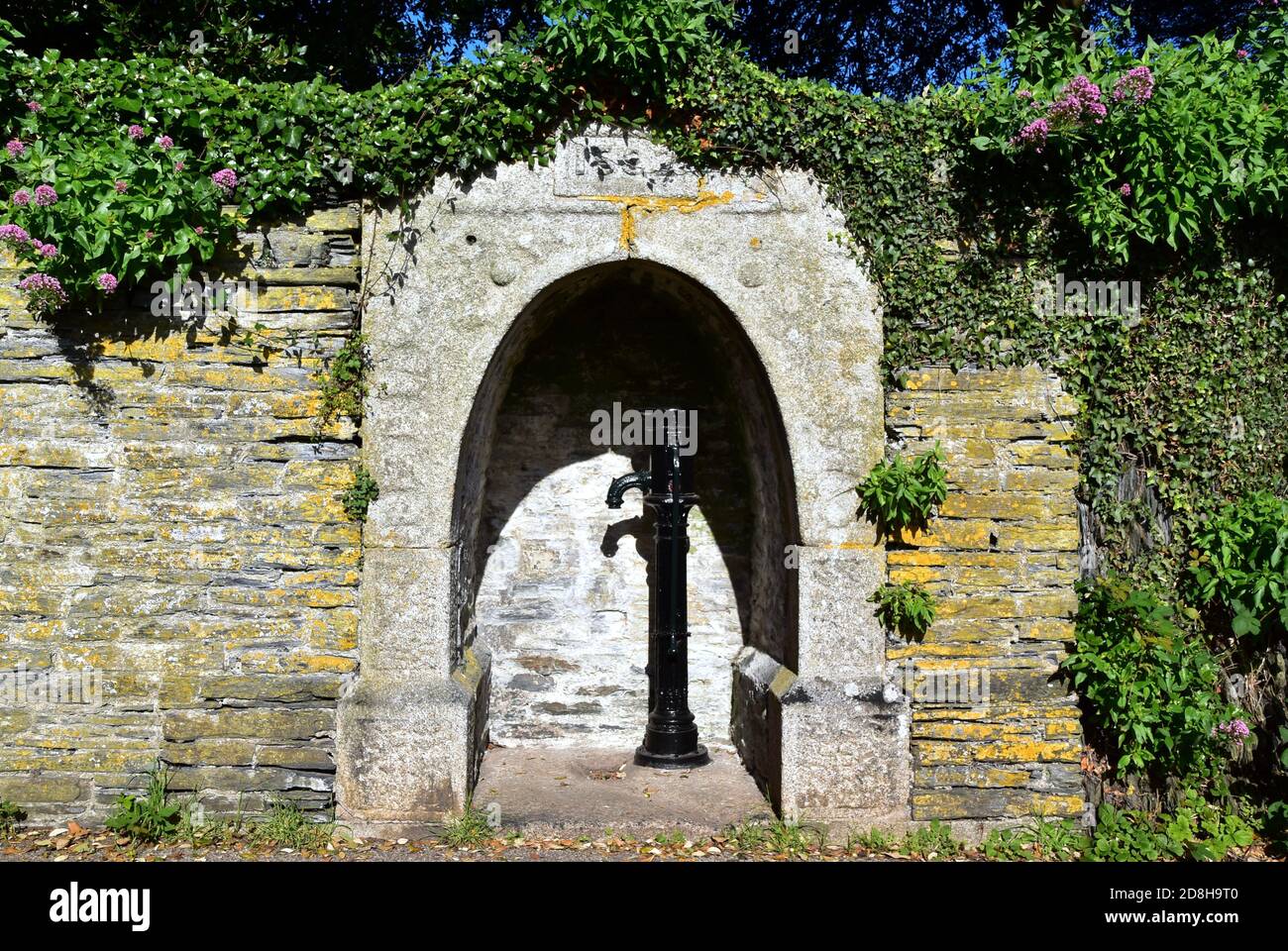 Brunnen Haus und Pumpe auf Fentonluna Lane in Padstow. Stockfoto