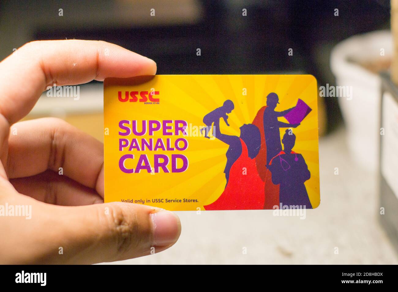 Batangas City, Batangas / Philippinen - 5. September 2020: USSC Cash Card zur Hand einer Person Stockfoto