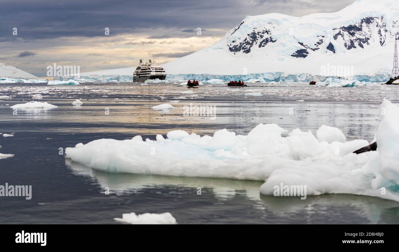 Paradise Bay ist ein weites Flussgebiet und eines der malerischsten Fjorde der Antarktis. Es ist ein natürlicher Pinguin Lebensraum und Heimat einiger Antarktisforschungsstat Stockfoto