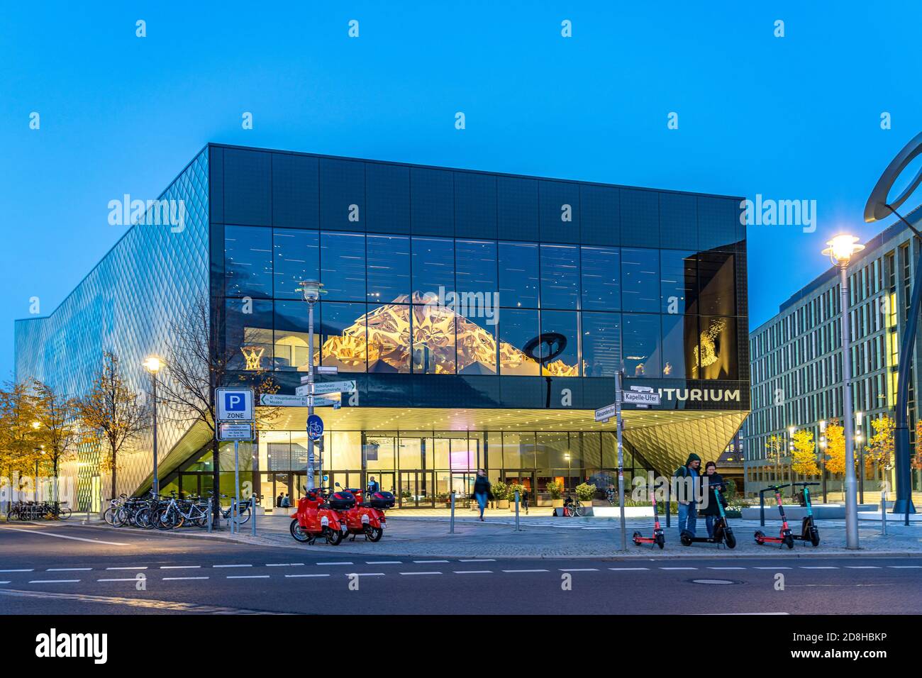 Museum für Fragen der Zukunft Futurium in der Abenddämmerung, Berlin, Deutschland Stockfoto