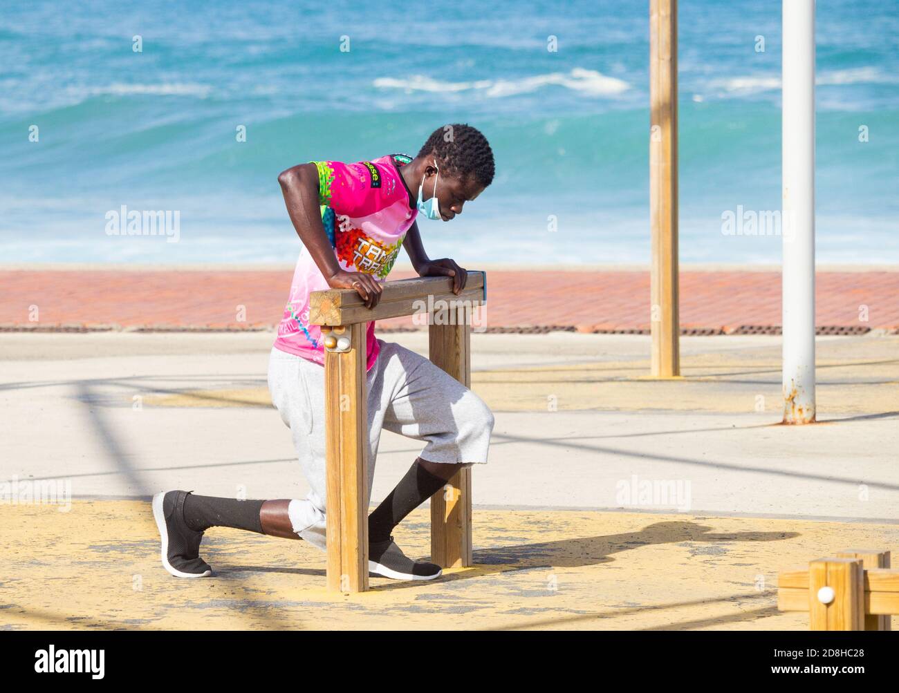 Las Palmas, Gran Canaria, Kanarische Inseln, Spanien. Oktober 2020. Menschen, die am Stadtstrand in Las Palmas auf Gran Canaria arbeiten. Briten, die von den Kanarischen Inseln zurückkehren, müssen sich nicht mehr selbst isolieren. Die Kanarischen Inseln sind die einzige Region Spaniens, die vom neuen Ausnahmezustand befreit ist, den die spanische Regierung am Sonntag angekündigt hat. Oktober. Kredit: Alan Dawson/Alamy Live Nachrichten. Stockfoto