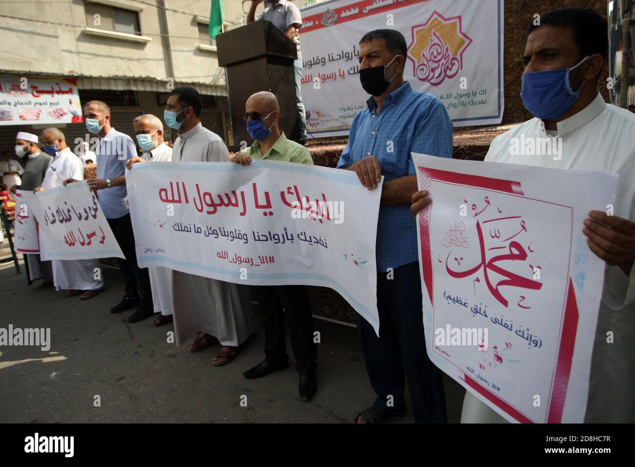 Rafah, Gaza. Oktober 2020. Die Palästinenser tragen Slogans, die sagen: "Wir opfern euch mit unseren Seelen, O Gesandter Gottes", während sie gegen die Veröffentlichung einer Karikatur des Propheten Mohammed in Frankreich während einer Demonstration in Rafah im südlichen Gazastreifen am Freitag, dem 30. Oktober 2020 protestieren. Die Palästinenser protestierten auch gegen die Äußerungen des französischen Präsidenten Emmanuel Macron, der in Nizza einen "islamistischen Terroranschlag" verurteilte und gleichzeitig die Meinungsfreiheit verteidigte. Foto von Ismael Mohamad/UPI Credit: UPI/Alamy Live News Stockfoto