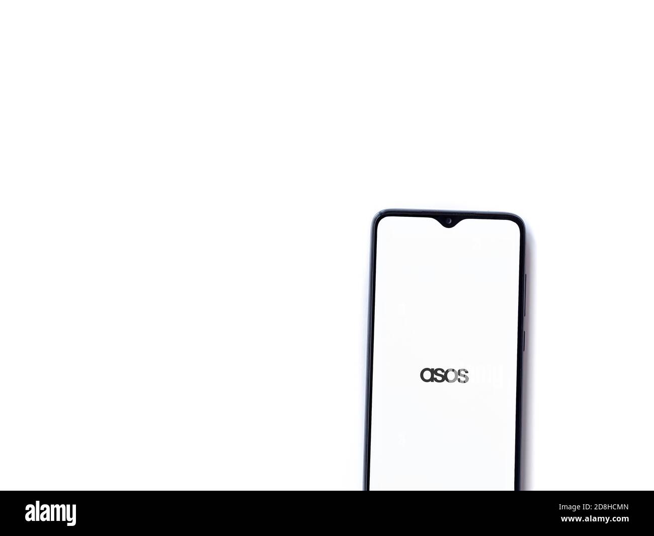 LOD, Israel - 8. Juli 2020: ASOS App Launch Screen mit Logo auf dem Display eines schwarzen Smartphone isoliert auf weißem Hintergrund. Draufsicht flach l Stockfoto