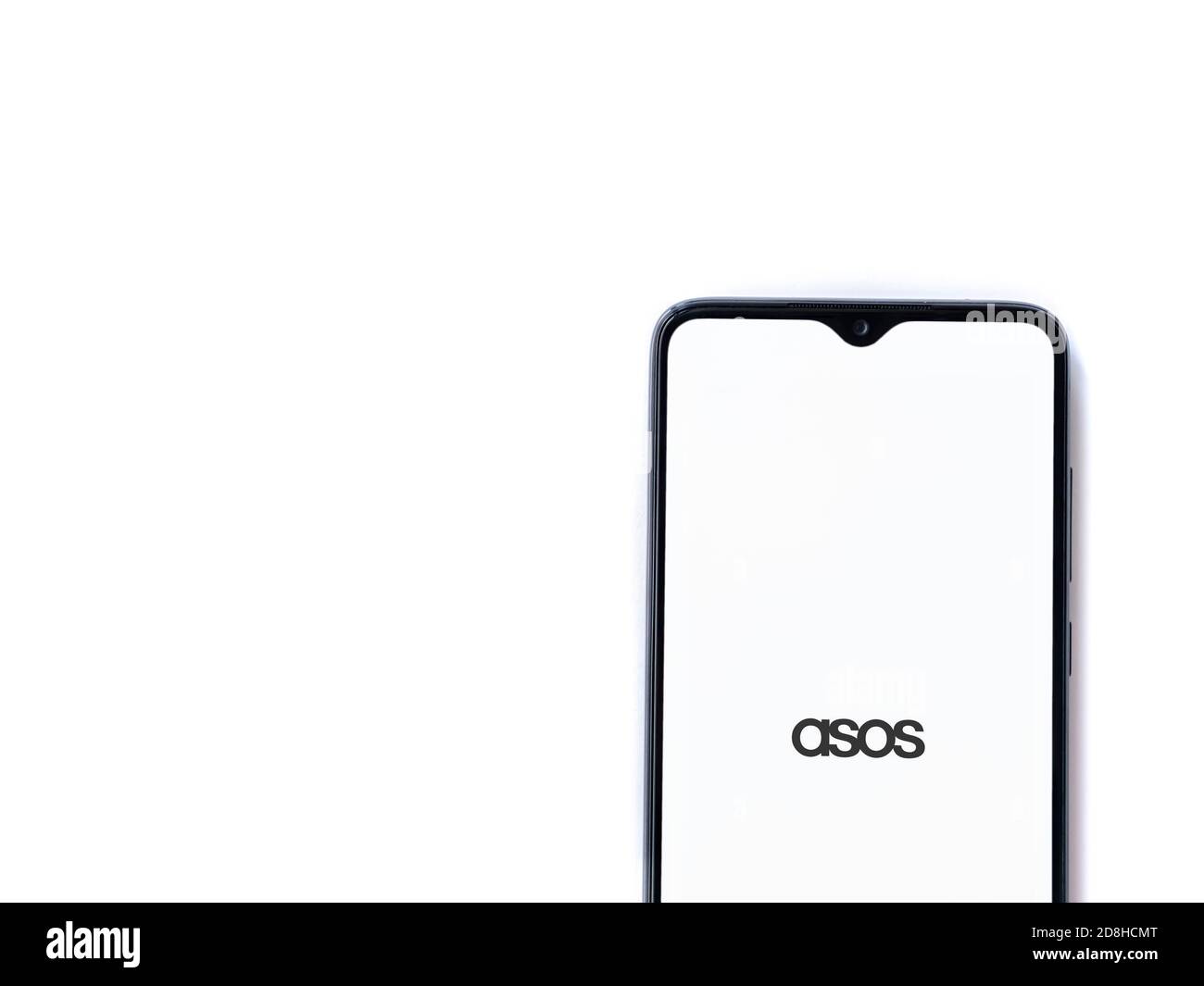 LOD, Israel - 8. Juli 2020: ASOS App Launch Screen mit Logo auf dem Display eines schwarzen Smartphone isoliert auf weißem Hintergrund. Draufsicht flach l Stockfoto