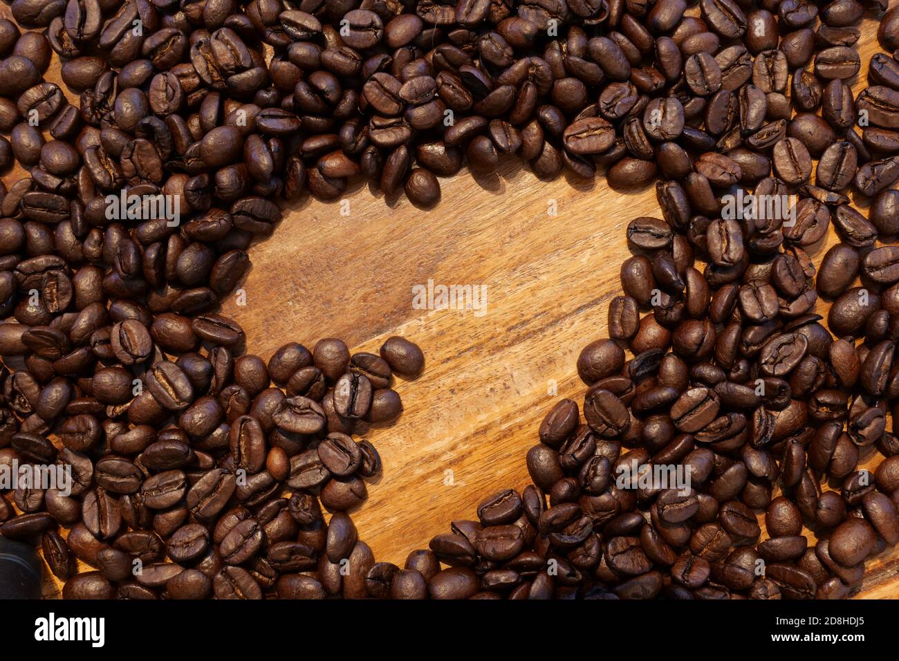 Herz aus Kaffeebohnen. Draufsicht, Kopierbereich, Vollformat, Ausschnitt. Stockfoto