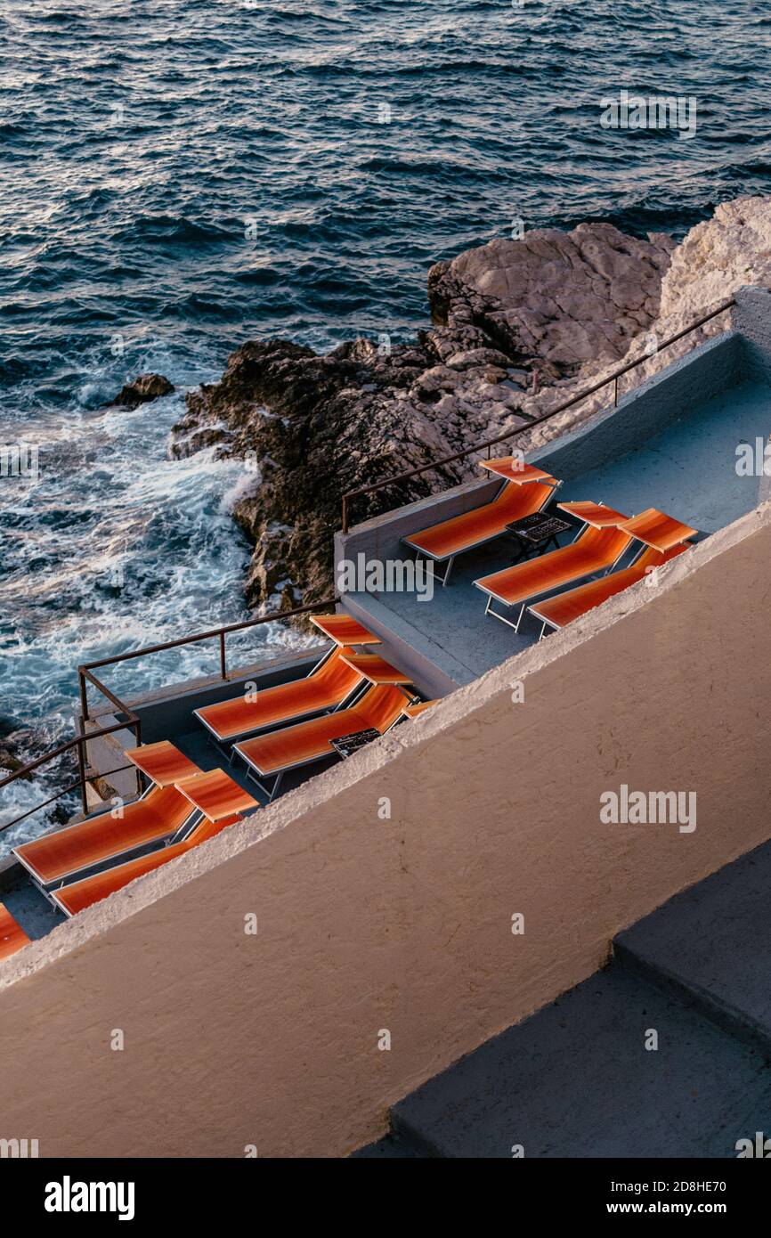 Farbenfrohe Vintage-Liegestühle am Meer zur goldenen Stunde In Marseille Corniche Kennedy Stockfoto