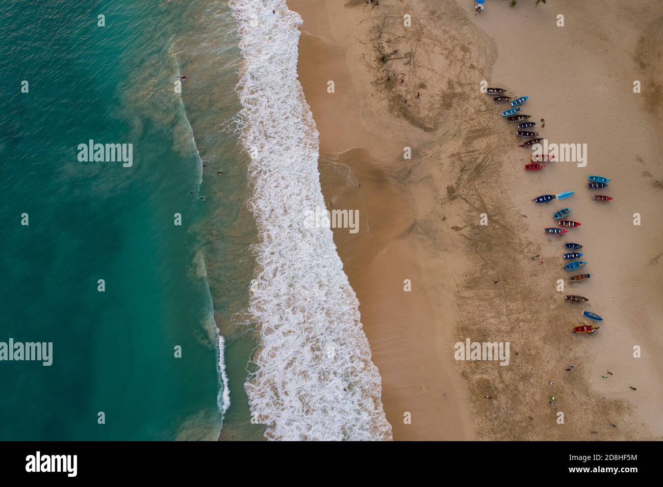 Bunte Fischerboote säumen den Strand auf der Insel Maio in Cabo Verde. Stockfoto