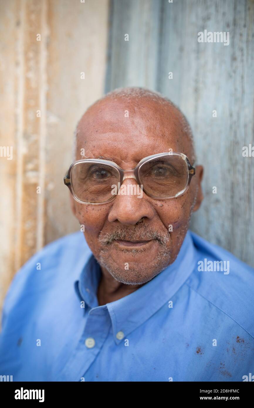 Porträt eines kreolischen männlichen Aktogenaristen mit modischer Brille auf der Insel Maio, Kap Verde, Afrika. Stockfoto