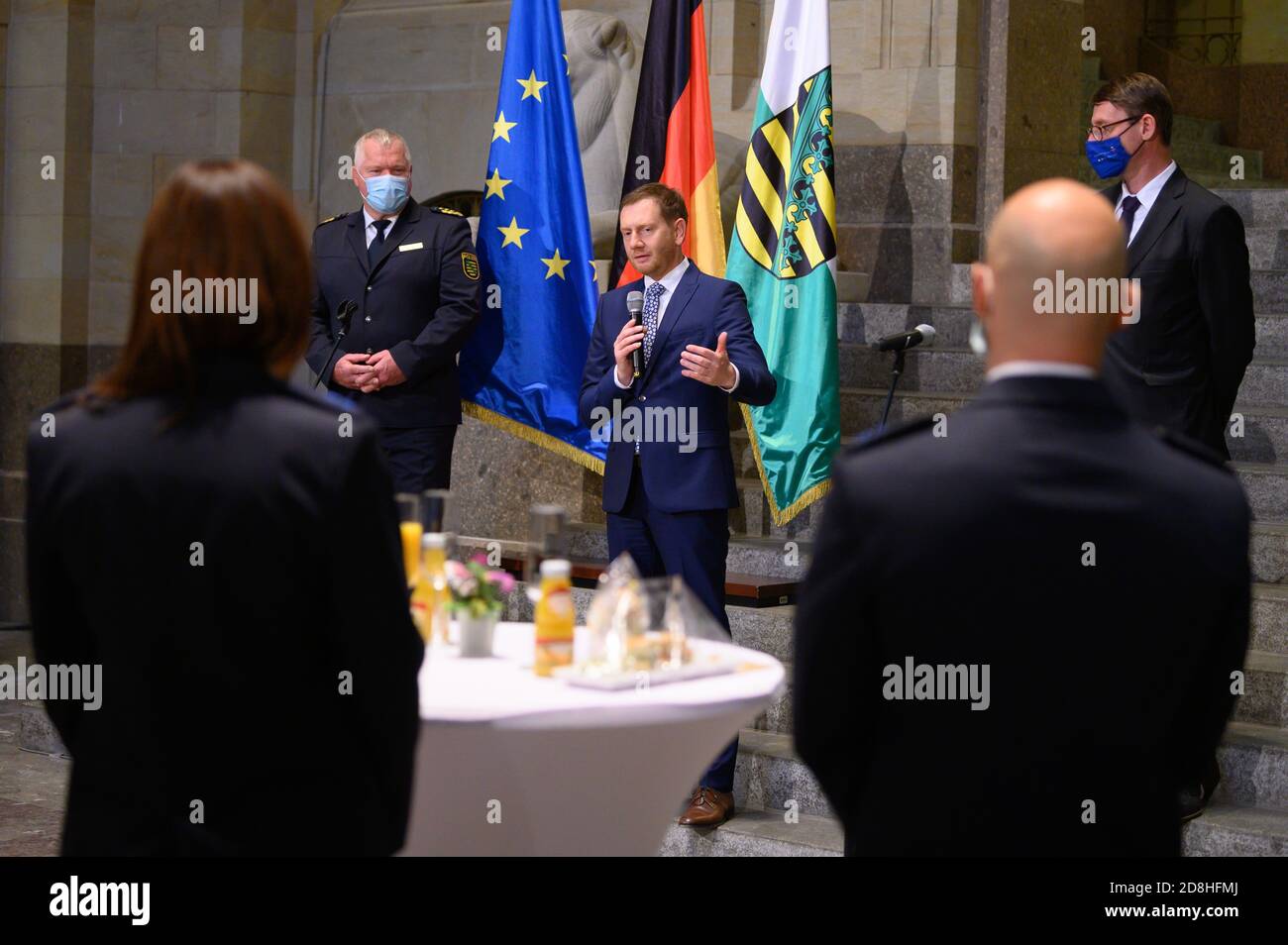 Dresden, Deutschland. Oktober 2020. Horst Kretzschmar (l-r), Staatspolizeipräsident, Michael Kretschmer (CDU), Ministerpräsident von Sachsen, und Roland Wöller (CDU), Innenminister von Sachsen, stehen bei einer Zeremonie im Staatskanzlei für die letzte Ausbildung in der sächsischen Wachpolizei. Quelle: Sebastian Kahnert/dpa-Zentralbild/ZB/dpa/Alamy Live News Stockfoto