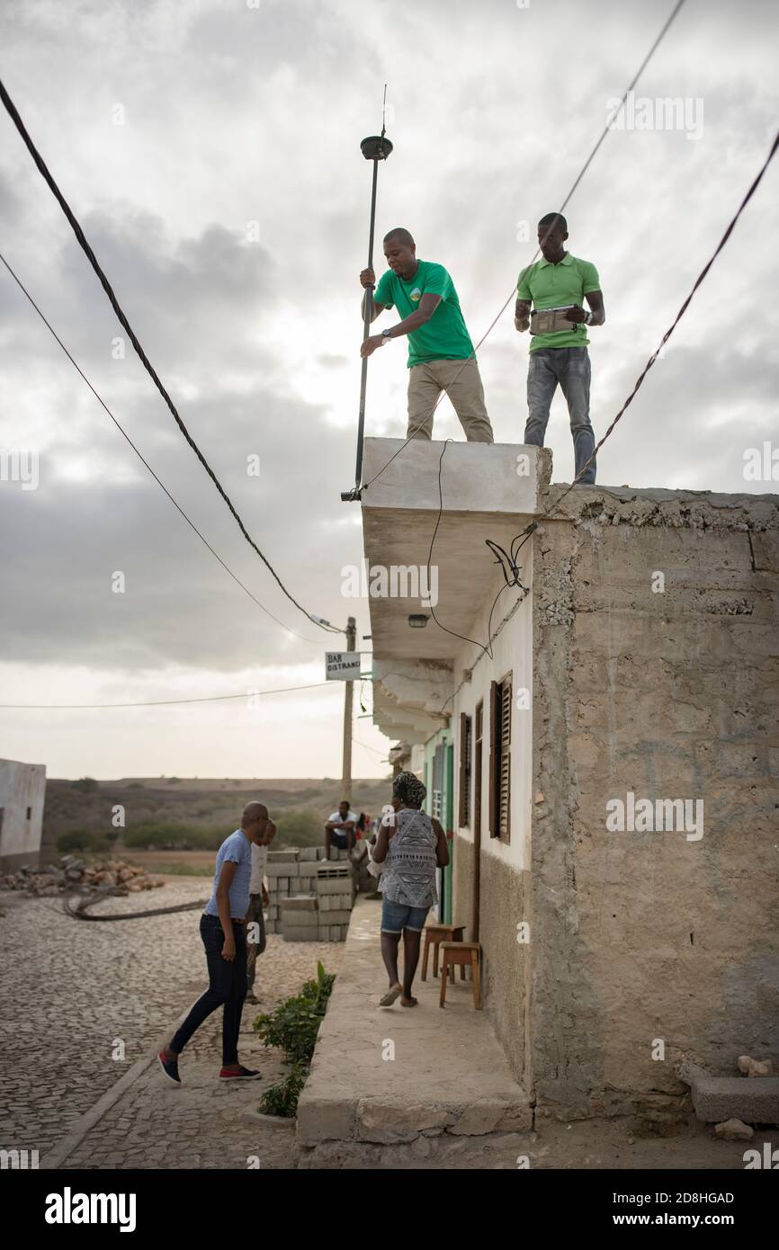 Eine Gruppe von Katastertechnikern arbeitet an geomap, einem abgelegenen Dorf auf der Insel Maio, Kap Verde, im Rahmen einer nationalen Landgrenze. Stockfoto