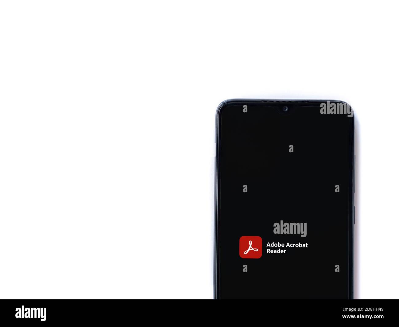 LOD, Israel - 8. Juli 2020: Adobe Acrobat Reader App Launch Screen mit Logo auf dem Display eines schwarzen Smartphone isoliert auf weißem Hintergrund. Stockfoto