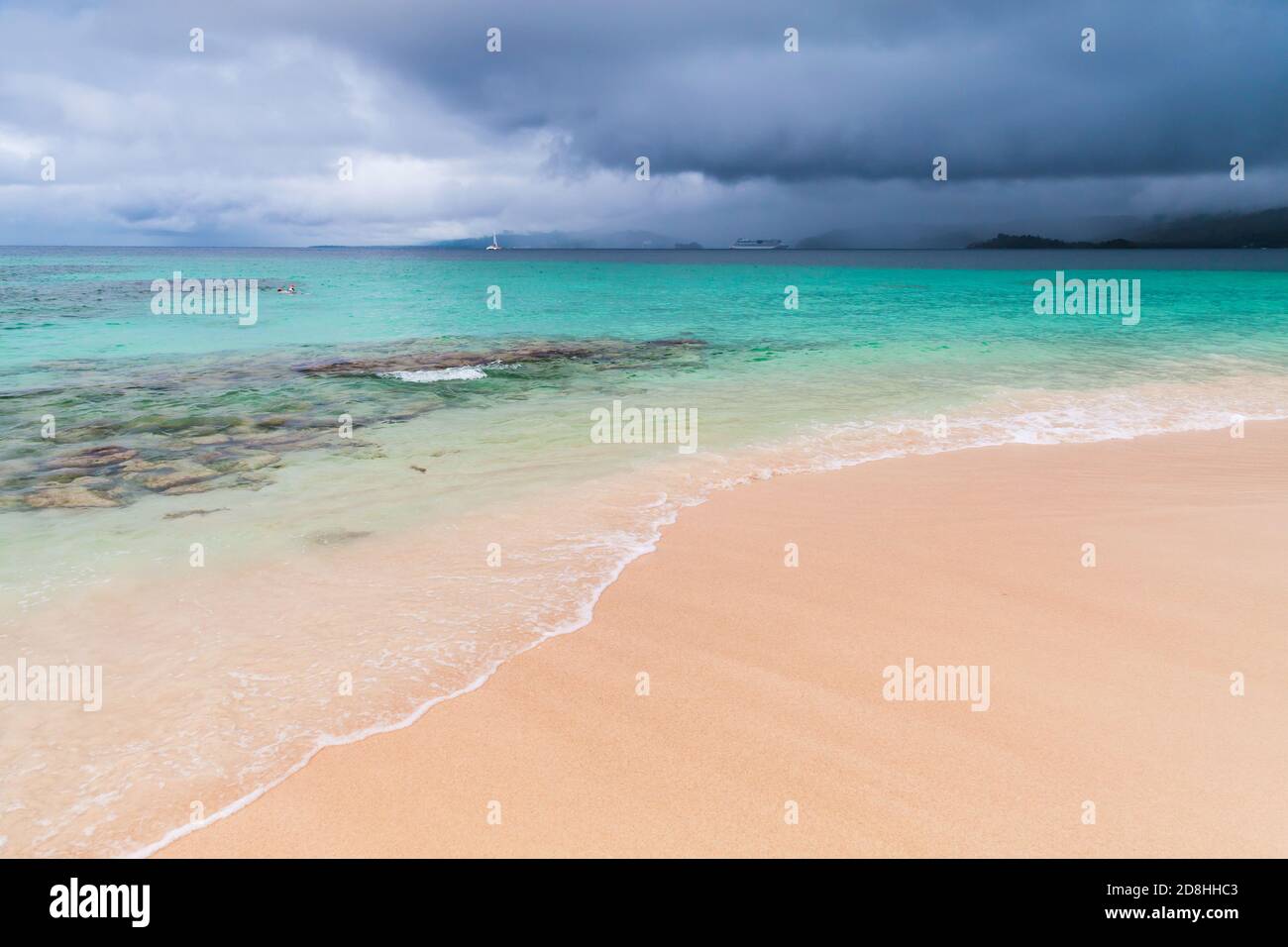 Leerer Strand. Küstenlandschaft mit azurblaues Meer unter dunklem dramatischen Himmel. Atlantikküste, Dominikanische republik. Samana Stockfoto