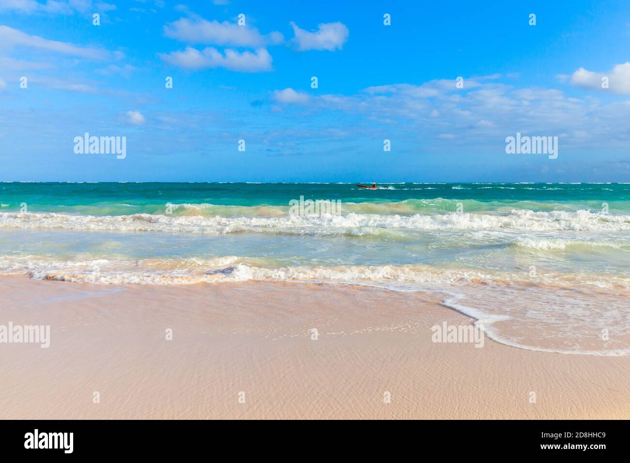 Leerer Strand. Küstenlandschaft bei sonnigem Tag. Atlantikküste, Dominikanische republik. Punta Cana Strand Stockfoto