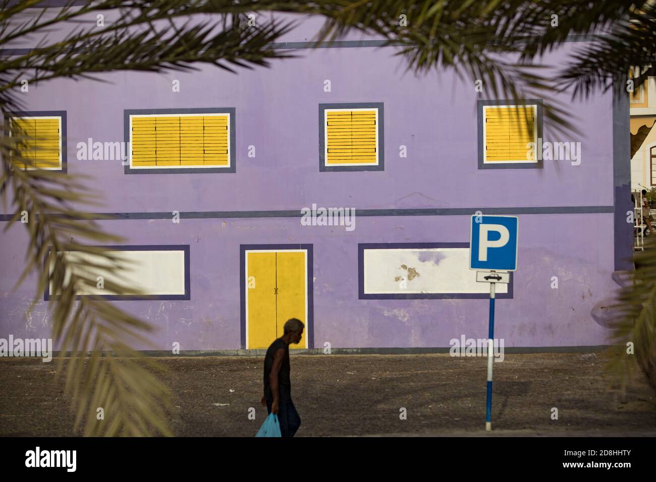 Die Stadt Mindelo, Sao Vicente, Cabo Verde ist von bunten Gebäuden und kolonialer Architektur geprägt. Stockfoto