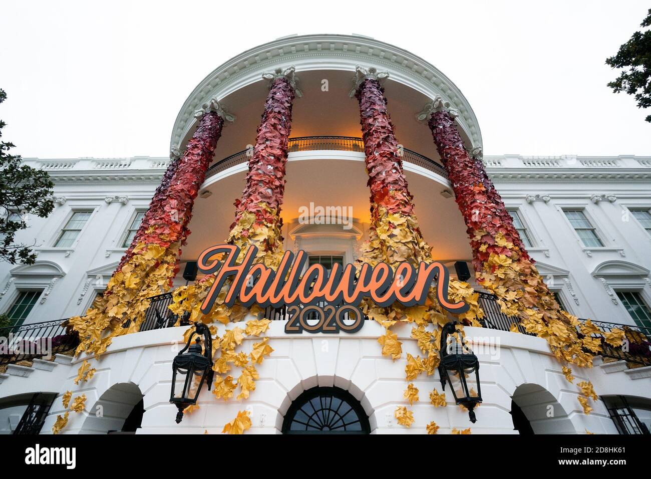 Der Südportikus des Weißen Hauses wird für die jährliche Halloween-Veranstaltung des Weißen Hauses auf dem South Lawn des Weißen Hauses am 26. Oktober 2020 in Washington, DC, dekoriert. Stockfoto