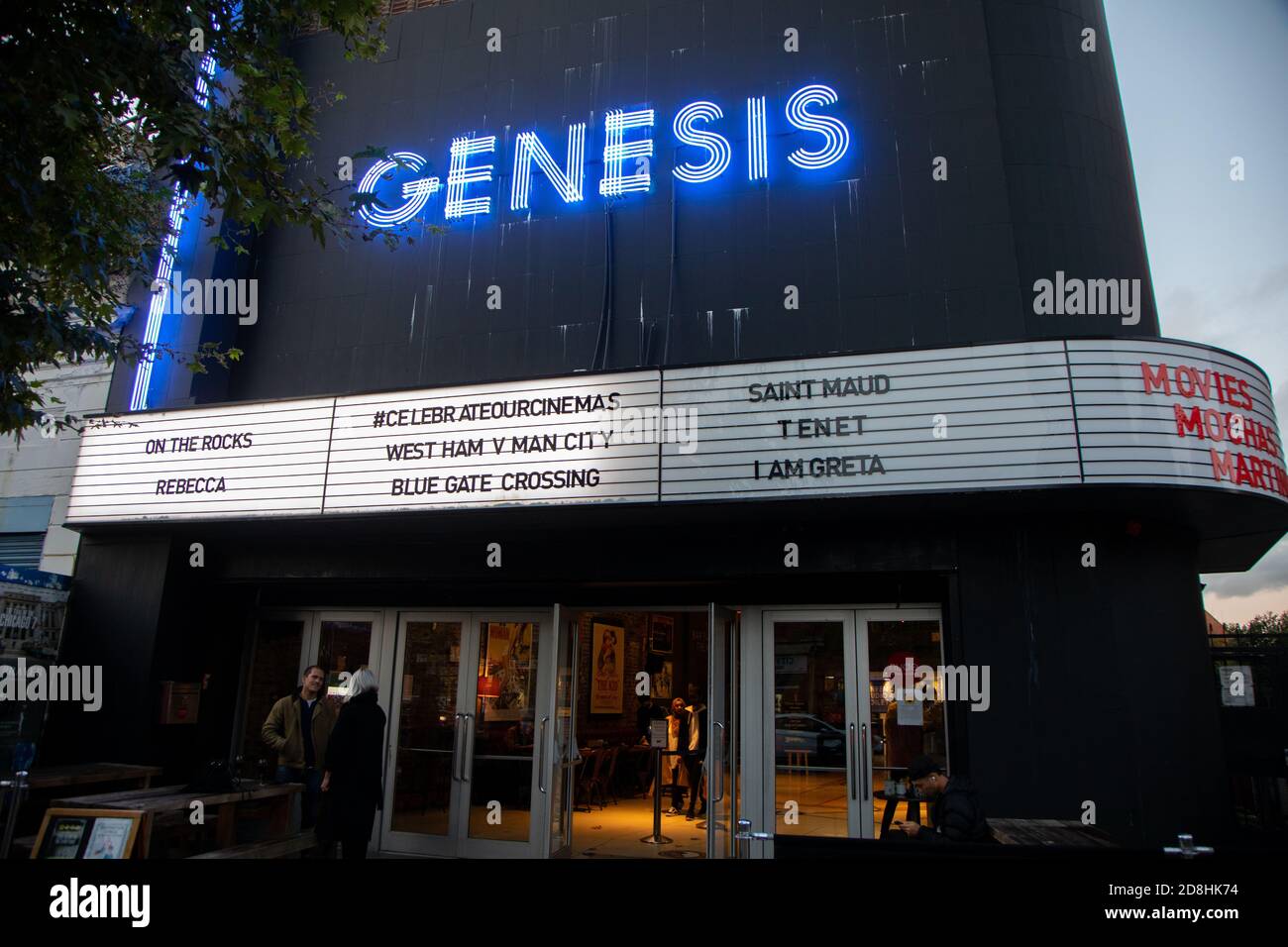 Außenansicht des Genesis-Kinos im East London's Bethnal Green. Es ist ein Art House Kino, das eine Vorführung eines Fußballspiels West Ham wirbt Stockfoto