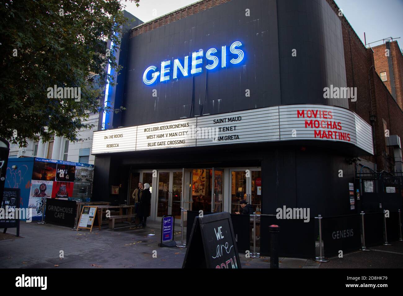 Außenansicht des Genesis-Kinos im East London's Bethnal Green. Es ist ein Art House Kino, das eine Vorführung eines Fußballspiels West Ham wirbt Stockfoto