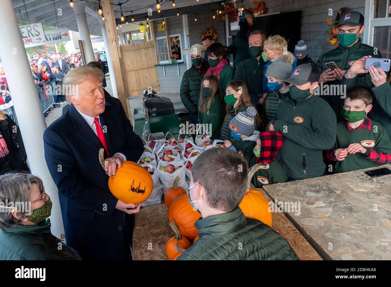 US-Präsident Donald Trump unterzeichnet einen Kürbis für Obstgarten Mitarbeiter und Gäste während seines Besuchs in Treworgy Familie Obstgärten 25. Oktober 2020 in Levant, Maine. Stockfoto