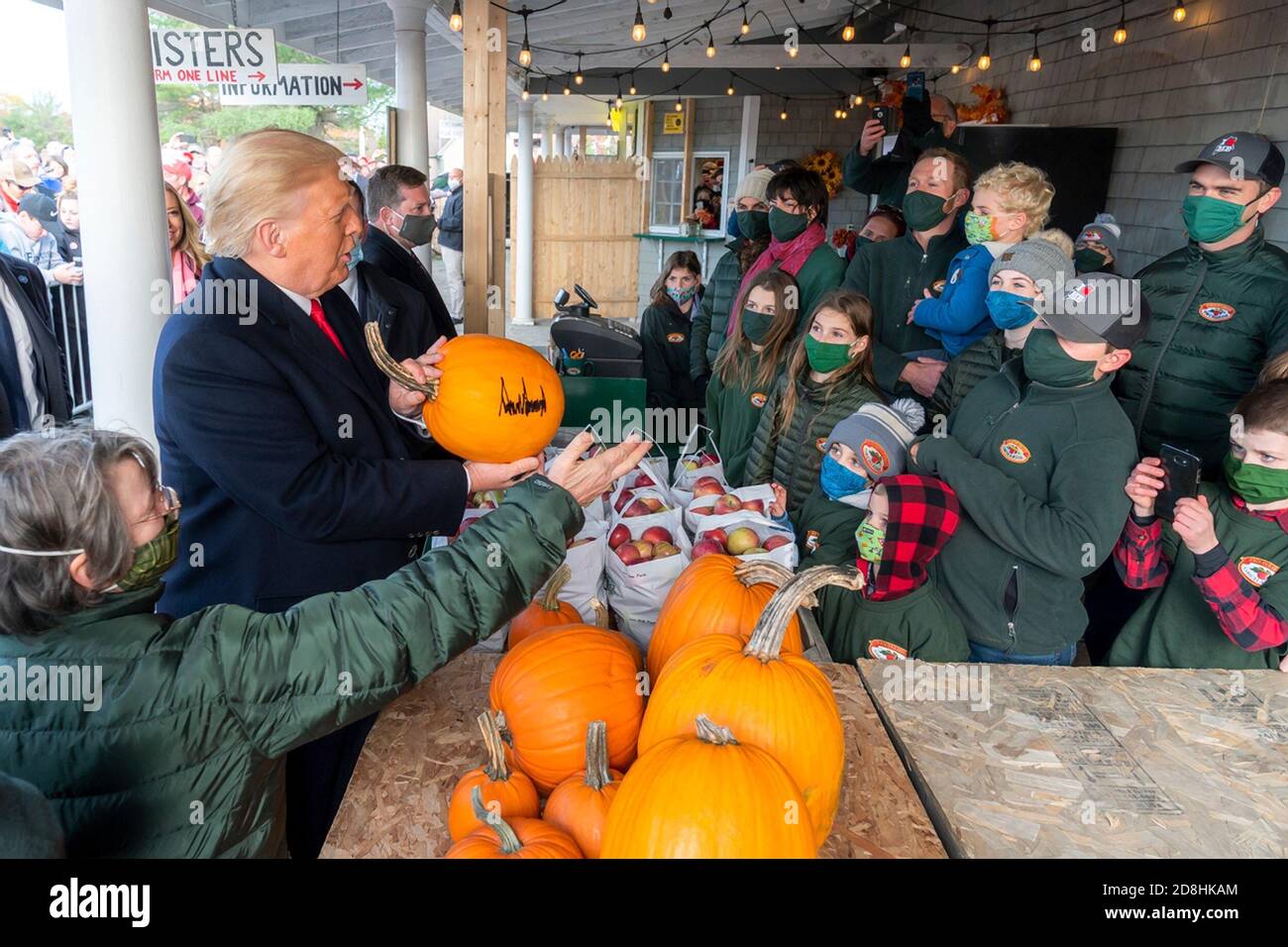 US-Präsident Donald Trump unterzeichnet einen Kürbis für Obstgarten Mitarbeiter und Gäste während seines Besuchs in Treworgy Familie Obstgärten 25. Oktober 2020 in Levant, Maine. Stockfoto