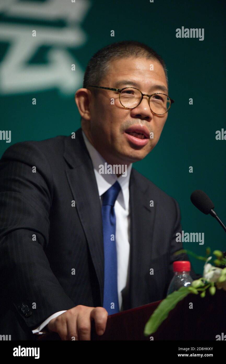 --FILE--Zhong Shanshan, Vorsitzender von Nongfu Spring Co., Ltd., hält eine Rede auf einer Pressekonferenz in Peking, China, 6. Mai 2013. Anteile von Chine Stockfoto