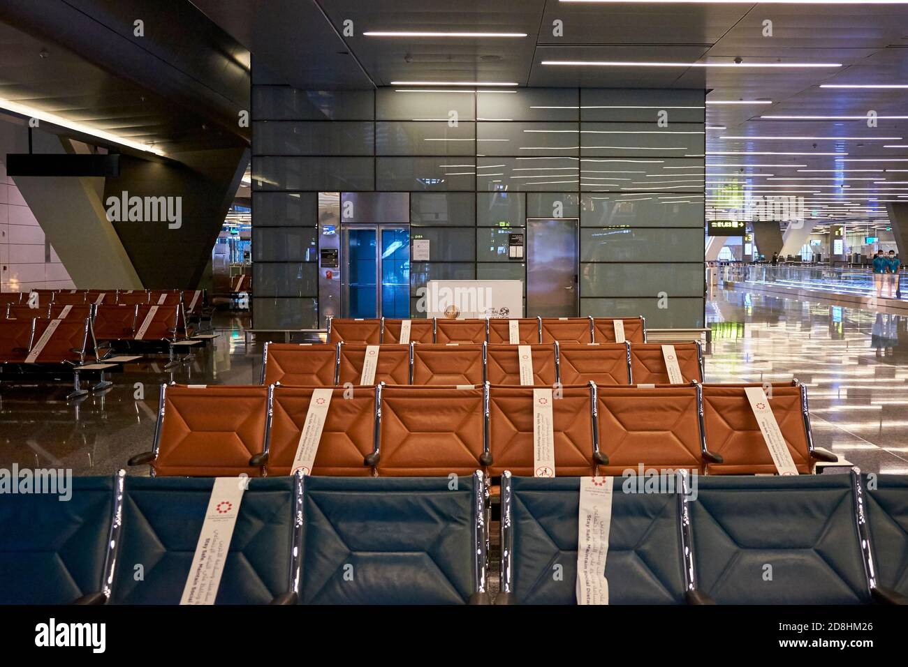 Reihen leerer Sitze an einem Tor sind blockiert. Auf dem Hamad International Airport in Doha, Katar während der Covid-19, Corona Virus Pandemie. Stockfoto