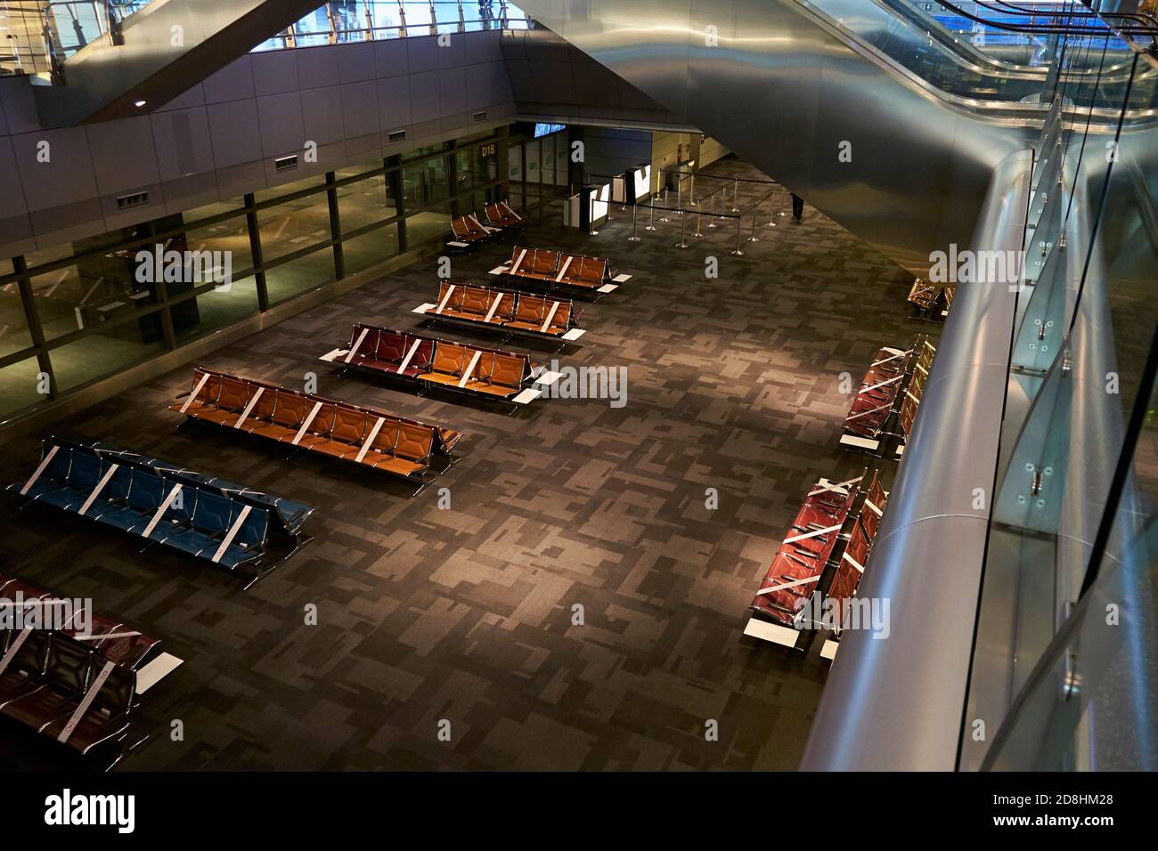 Blick hinunter auf ein leeres Tor mit blockierten Sitzen. Auf dem Hamad International Airport in Doha, Katar während der Covid-19, Corona Virus Pandemie. Stockfoto