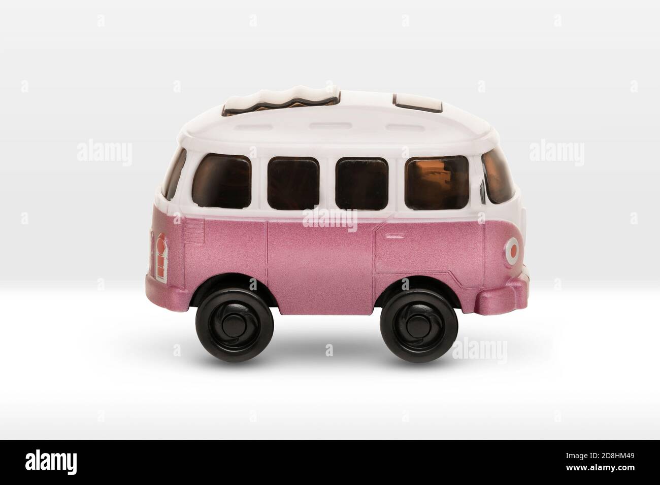 Kinderwagen-Minibus, rosa mit weißem Dach auf weißem Hintergrund Stockfoto