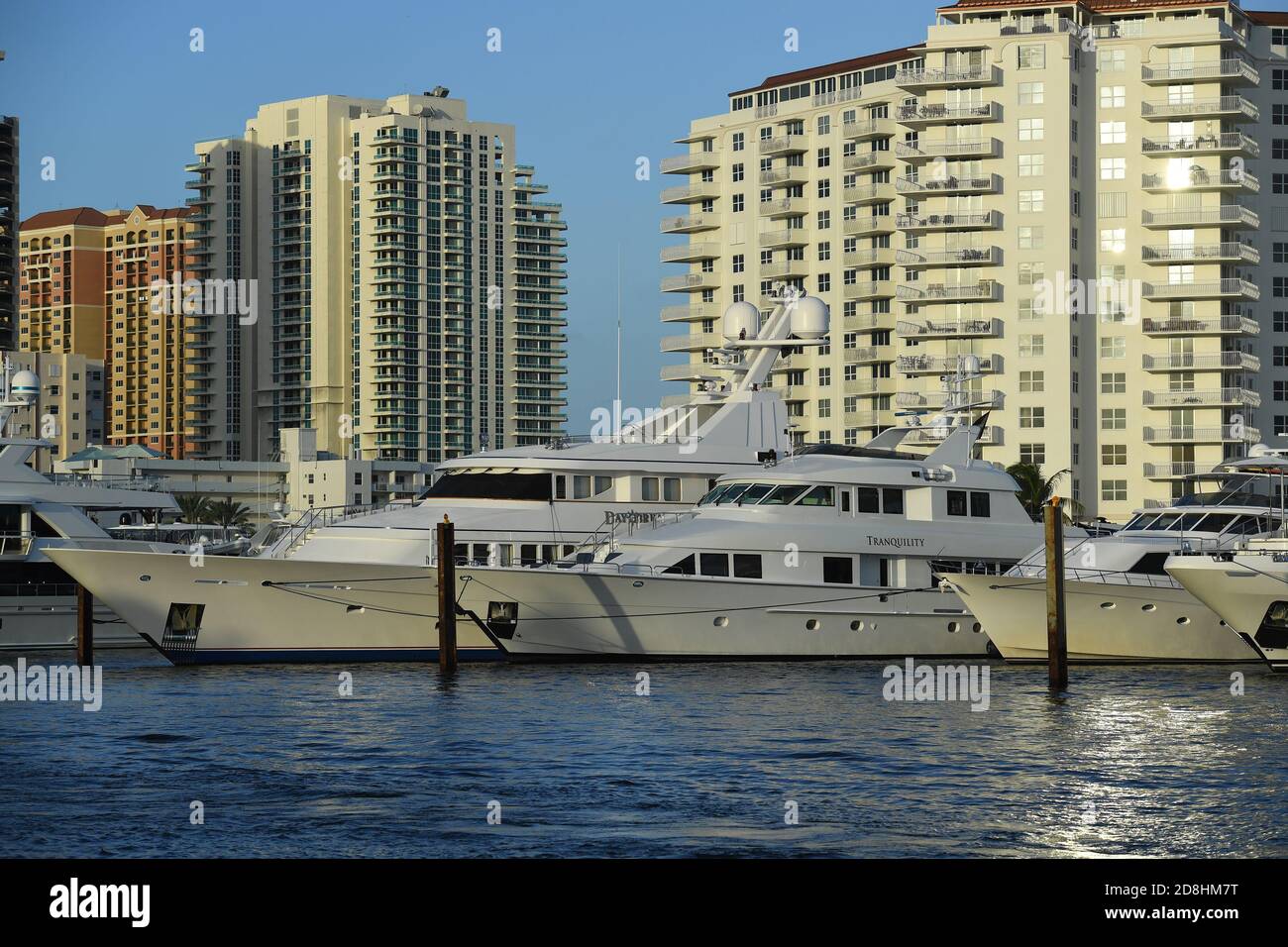 Fort Lauderdale, FL, USA. Okt. 2020. Yachten, die während der Fort Lauderdale International Boat Show im Fort Lauderdale Marina am 29. Oktober 2020 in Fort Lauderdale, Florida angedockt wurden. Quelle: Mpi04/Media Punch/Alamy Live News Stockfoto