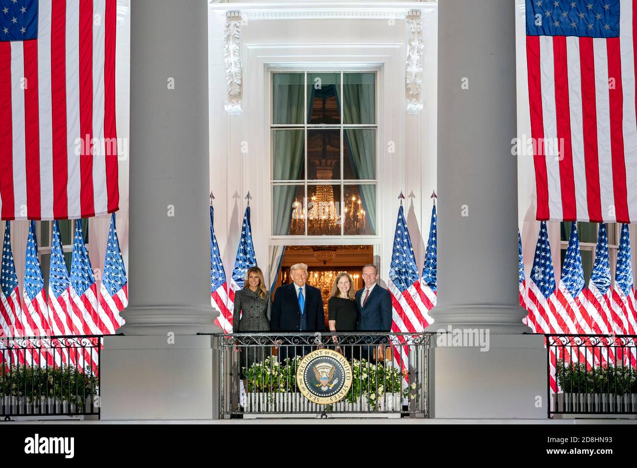 US-Präsident Donald Trump, First Lady Melania Trump, Richter am Obersten Gerichtshof Amy Coney Barrett und ihr Mann Jesse Barrett begrüßen geladene Gäste vom Blue Room Balcony des Weißen Hauses am 26. Oktober 2020 in Washington, DC. Stockfoto