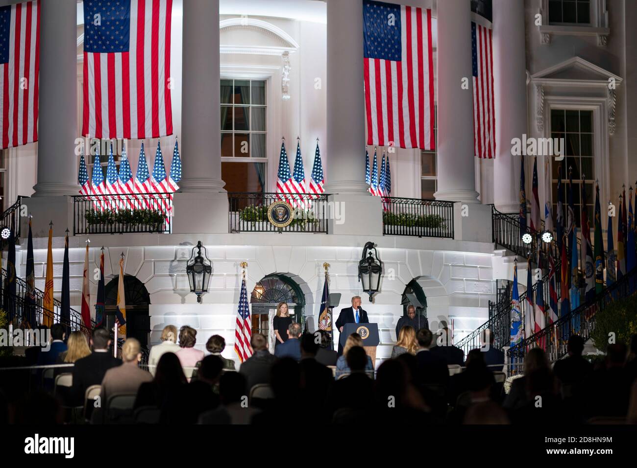 US-Präsident Donald Trump hält während der Vereidigung von Amy Coney Barrett, der Rechtsanwältin des Obersten Gerichtshofs, am 26. Oktober 2020 in Washington, DC, eine Rede. Stockfoto