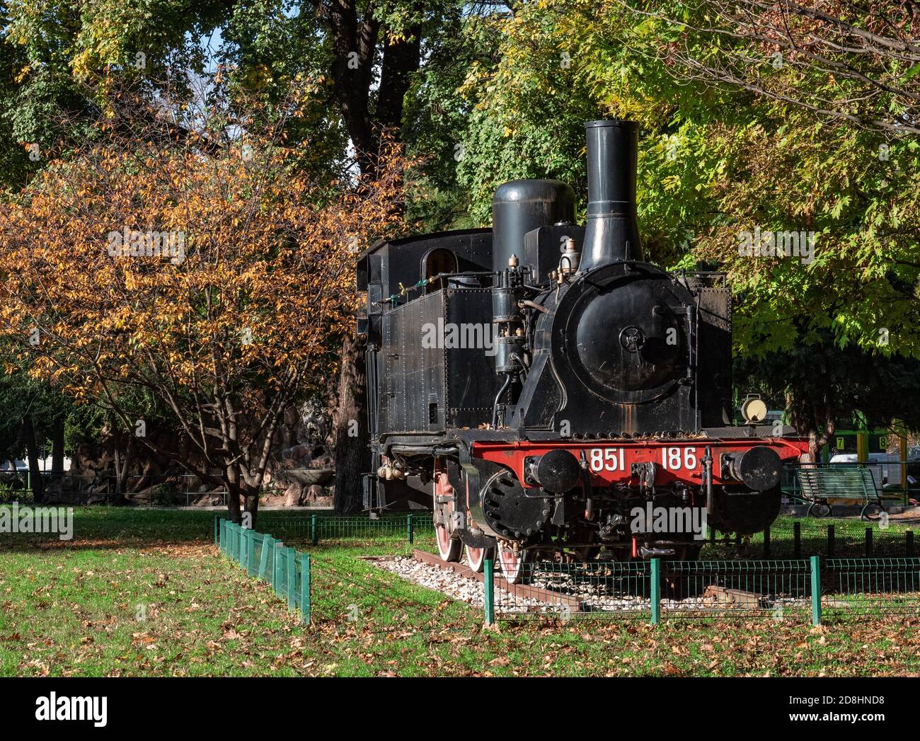 Alte schwarze Dampflokomotive in einem öffentlichen Park auf Ein sonniger Herbst day.Como,Italy Stockfoto