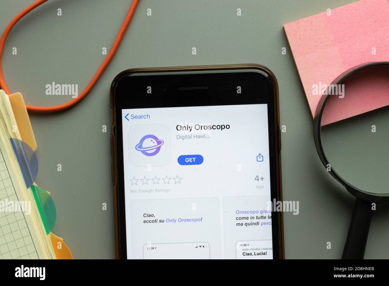 New York, USA - 26. Oktober 2020: Nur Oroscopo Mobile App Logo auf dem Handy-Bildschirm Nahaufnahme, illustrative Editorial Stockfoto