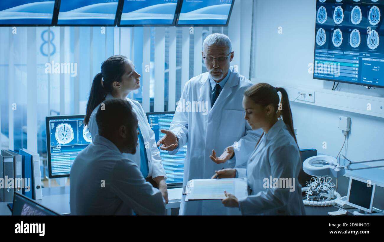 Treffen des Teams der Medizinischen Wissenschaftler im Labor für Hirnforschung. Neurologen Neurowissenschaftler mit analytischen Diskussion umgeben von Stockfoto