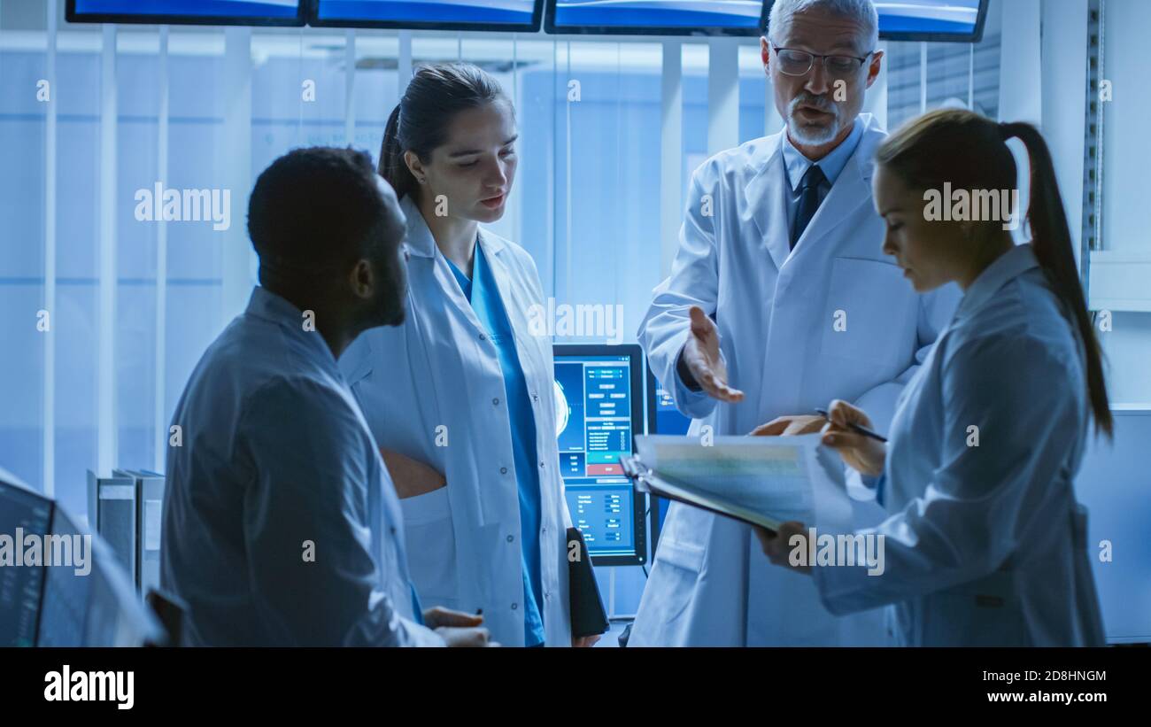 Treffen des Teams der Medizinischen Wissenschaftler im Labor für Hirnforschung. Neurologen Neurowissenschaftler mit analytischen Diskussion umgeben von Stockfoto