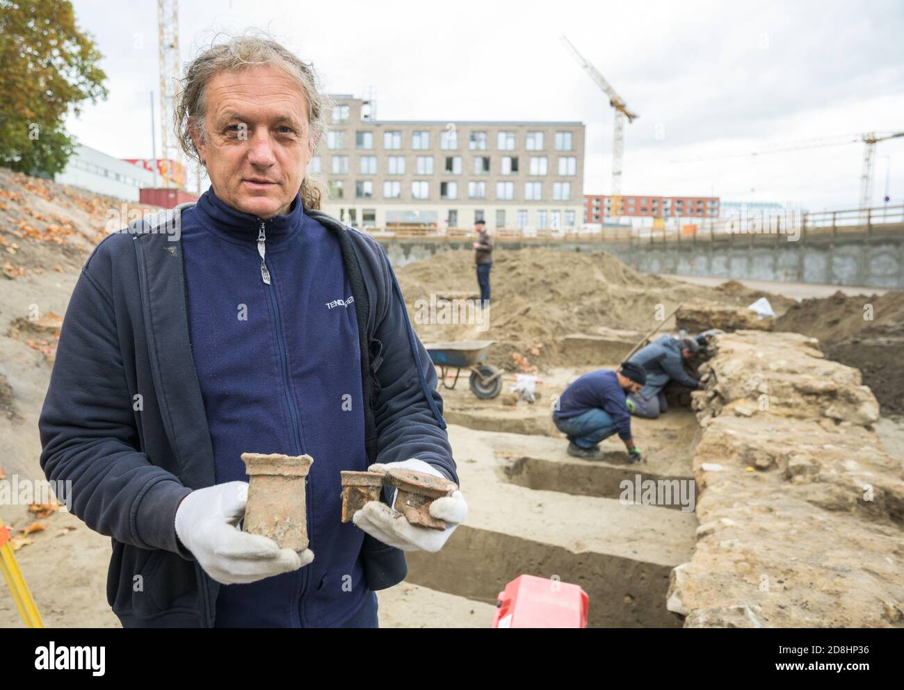 30. Oktober 2020, Rheinland-Pfalz, Mainz: Thomas Dederer, Leiter der Grabung der Landesarchäologie Mainz, hält drei Hälse Keramikkrüge in den Händen. Bisher wurden bei Ausgrabungen im Zollhafen zwei Skulpturen, Keramikscherben, Siedlungsreste und verschiedene Funde gefunden. Foto: Andreas Arnold/dpa Stockfoto