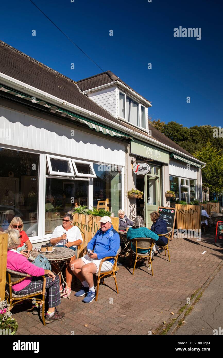 Großbritannien, Wales, Glamorgan, Barry, Cold Knap, Bron-y-Mor, Kunden vor Romiily's Café bei Sonnenschein Stockfoto