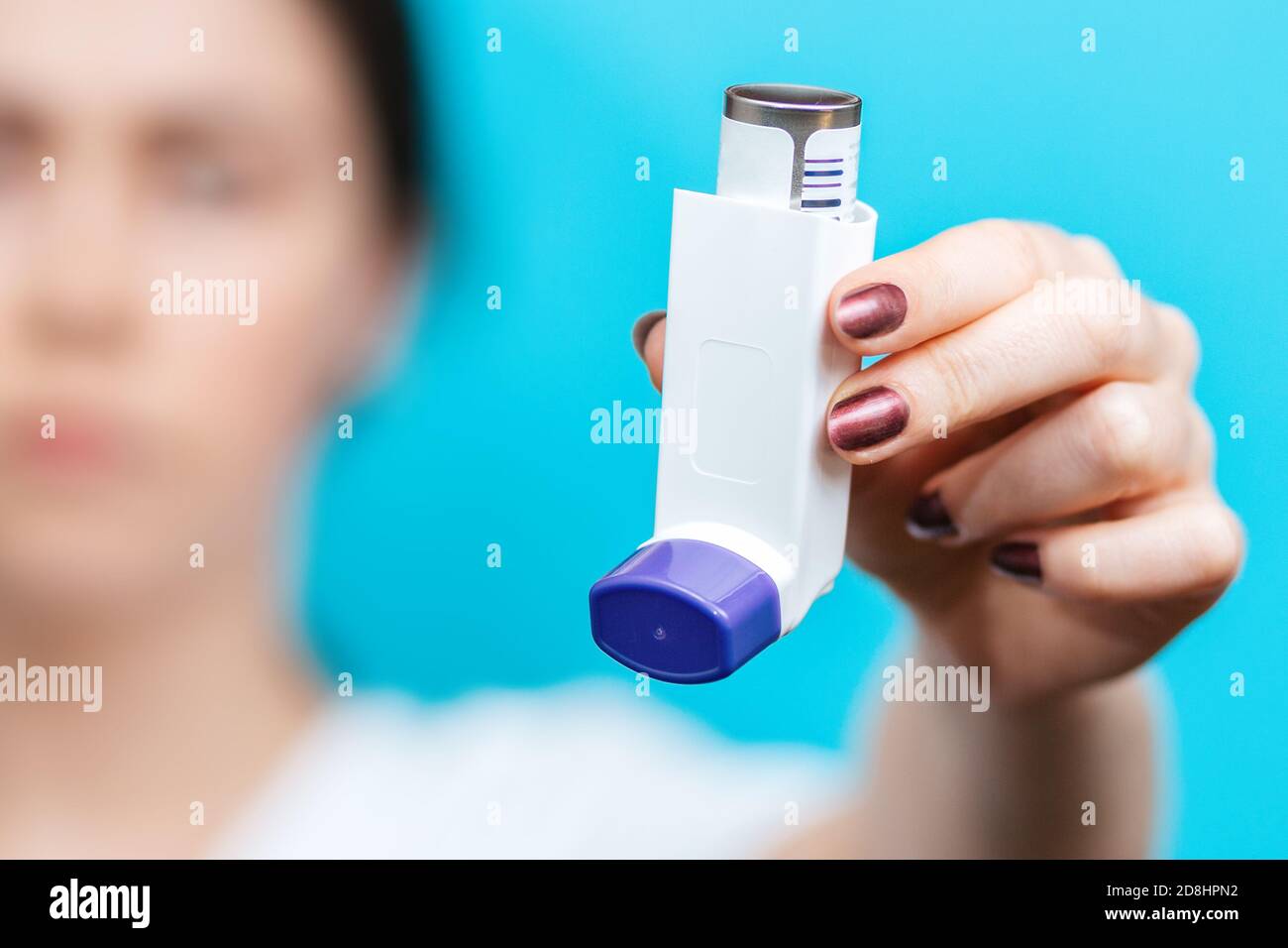 Medikamente gegen allergisches Asthma. Eine Frau hält einen Inhalator mit  Medikamenten in der Hand. Nahaufnahme der Hand. Hochformat in der Unschärfe  Stockfotografie - Alamy
