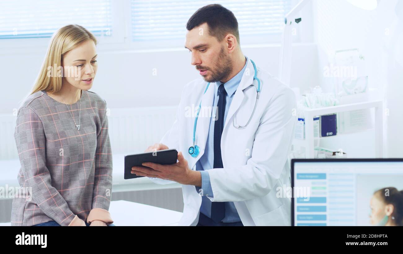 Schöne Frau besucht Arztpraxis, Er zeigt Tablet-Computer mit ihrer medizinischen Geschichte diskutieren sie ihre Gesundheit und andere medizinische Fragen. Modern Stockfoto