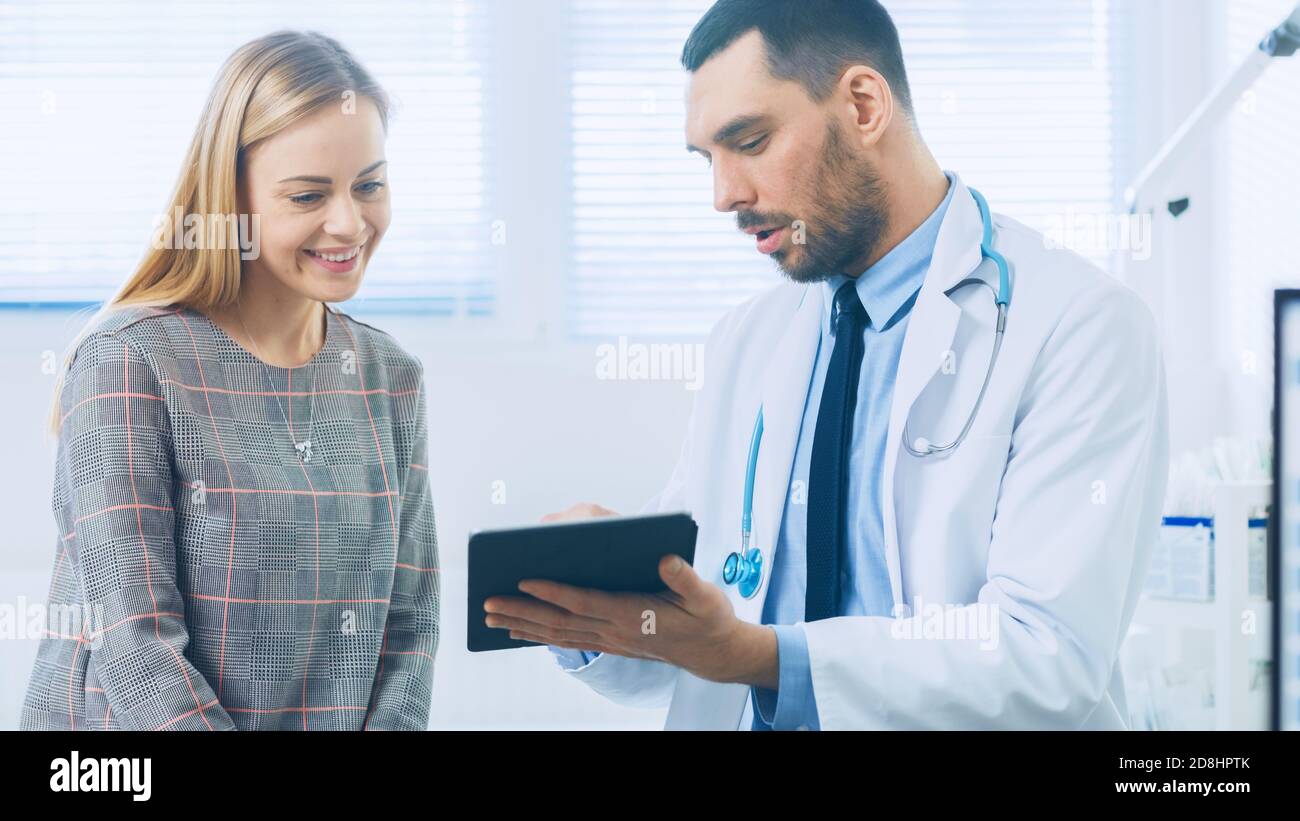 Schöne Frau besucht Arztpraxis, Er zeigt Tablet-Computer mit ihrer medizinischen Geschichte diskutieren sie ihre Gesundheit und andere medizinische Fragen. Modern Stockfoto