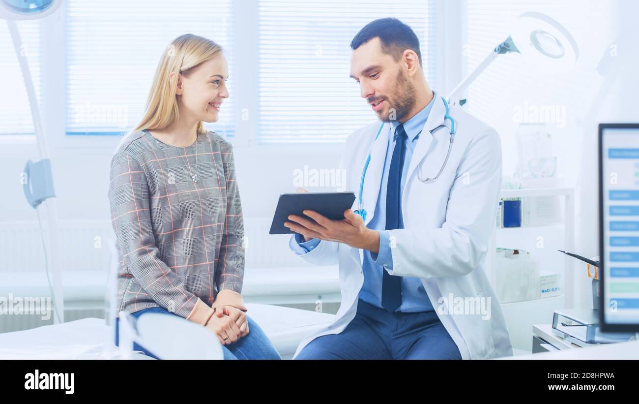 Schöne Frau besucht Arztpraxis, Er zeigt Tablet-Computer mit ihrer medizinischen Geschichte diskutieren sie ihre Gesundheit und andere medizinische Fragen. Modern Stockfoto